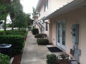 634 Cohen Way in Sarasota, FL - Foto de edificio - Building Photo