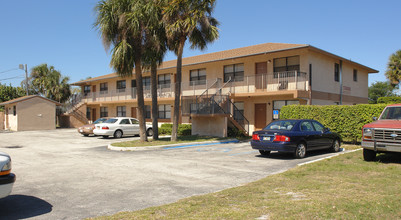 Standru Apartments in Deerfield Beach, FL - Building Photo - Building Photo