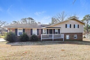 17 E Wedgewood Cir in Newnan, GA - Building Photo