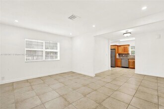 331 Santander Ave, Unit 335 in Coral Gables, FL - Foto de edificio - Building Photo