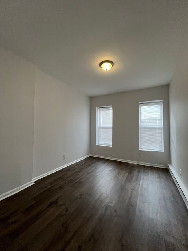 366 Forrest St, Unit 3 in Jersey City, NJ - Foto de edificio - Building Photo