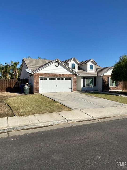 10302 Fenwick Island Dr in Bakersfield, CA - Building Photo