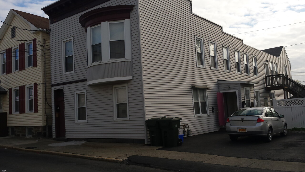 110 Lancaster St in Cohoes, NY - Building Photo