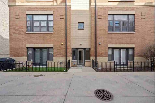 2318 W Bloomingdale Ave, Unit B in Chicago, IL - Building Photo - Building Photo