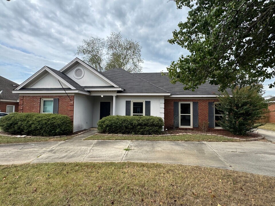 8231 Lochwood Dr in Montgomery, AL - Building Photo