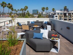 Miles at Harvard | Live Simply ||Co-Living in Los Angeles, CA - Foto de edificio - Building Photo
