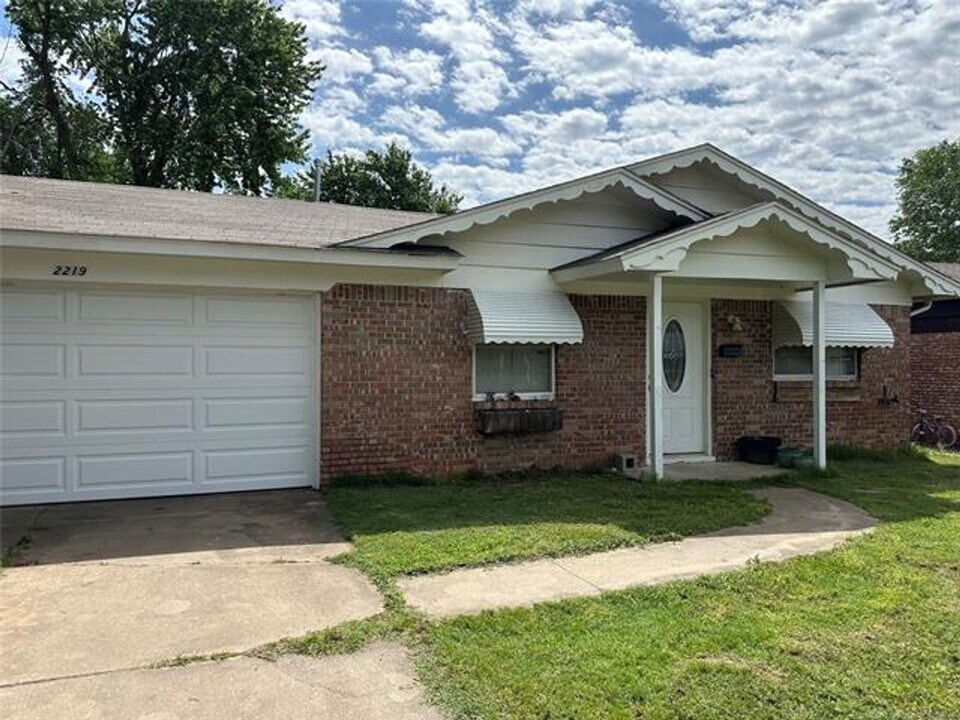 2219 S Park St in Sapulpa, OK - Foto de edificio