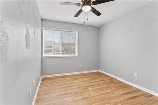 1505 W 25th Ct, Unit B8 in Lawrence, KS - Building Photo