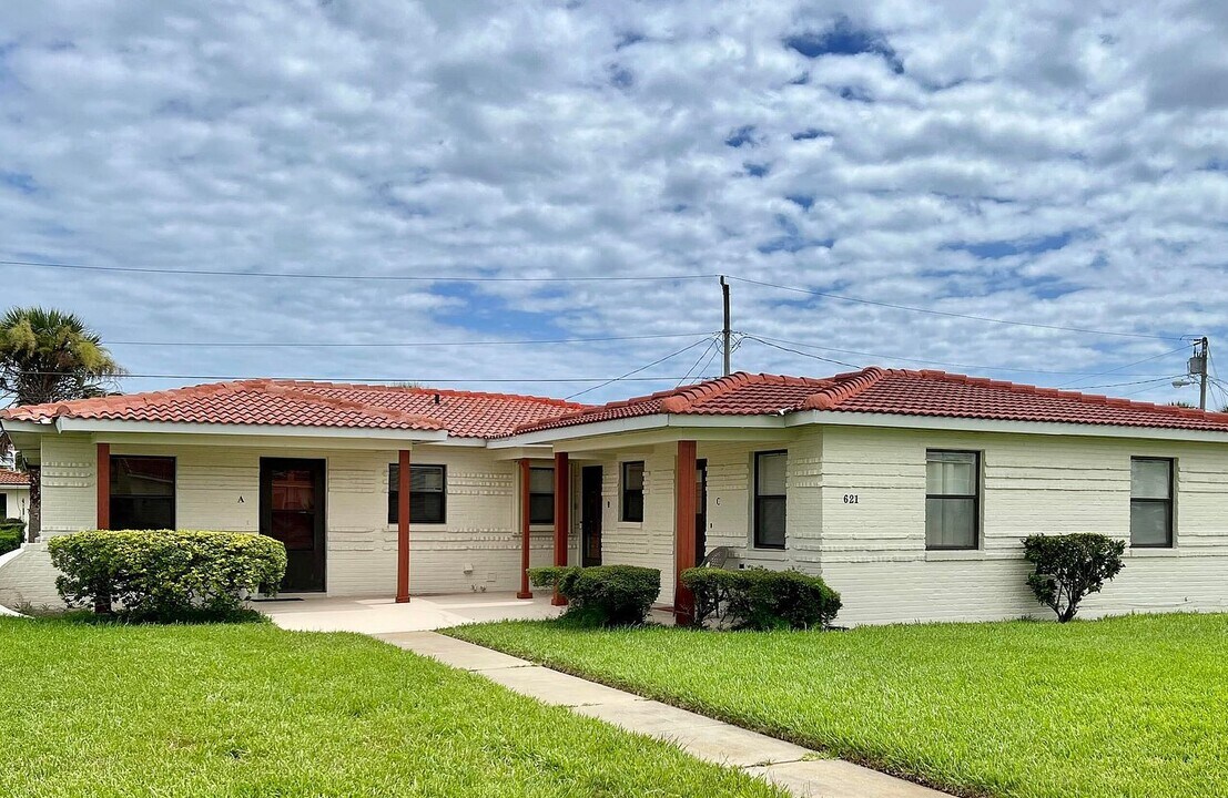 613 Robin Rd in Ormond Beach, FL - Building Photo