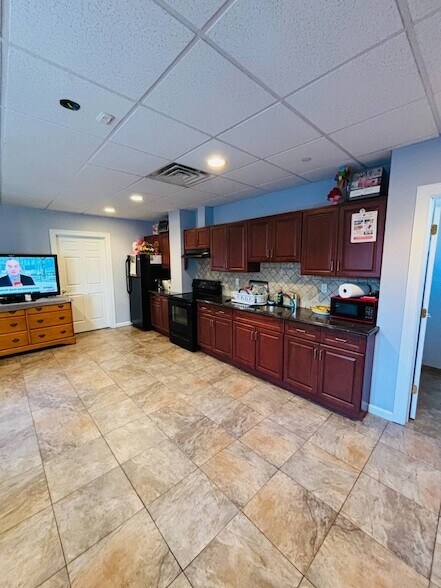 0 Cedar Swamp Rd, Unit 11585667 in Glen Cove, NY - Building Photo