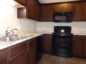 4002 University Ave, Unit 6 in Waterloo, IA - Building Photo - Building Photo