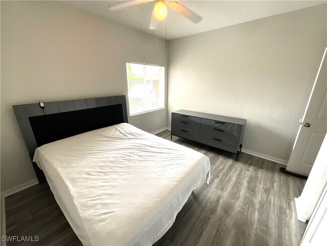6490 Aragon Way in Ft. Myers, FL - Foto de edificio - Building Photo