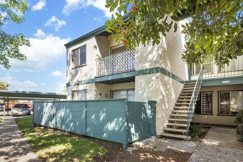 1811 E Grand Ave in Escondido, CA - Building Photo