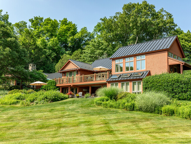 35 Schoolhouse Rd in Roxbury, CT - Building Photo - Building Photo