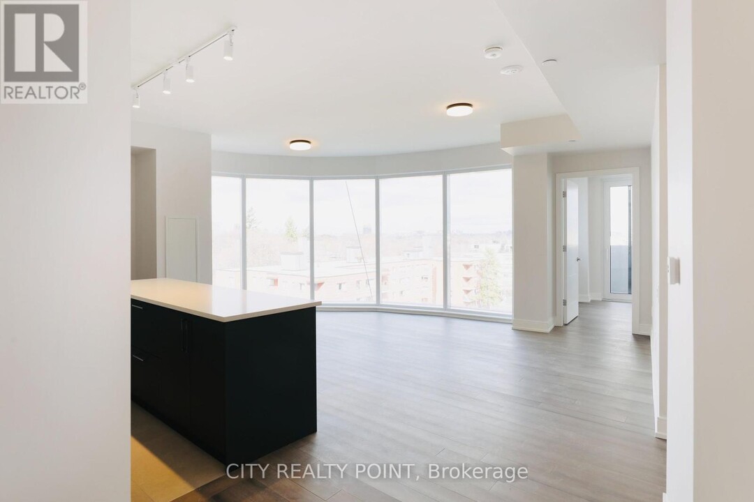 2525-2525 Bathurst St in Toronto, ON - Building Photo