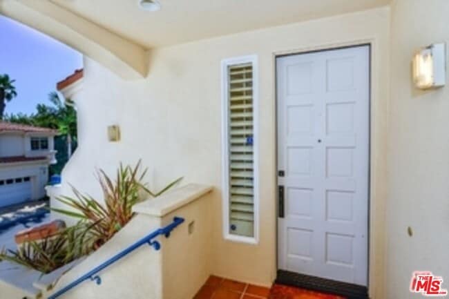 6473 Zuma View Pl in Malibu, CA - Building Photo - Building Photo