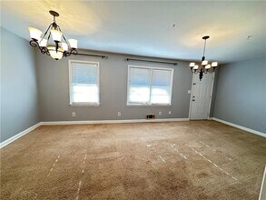 364 Navarre Dr in Stone Mountain, GA - Foto de edificio - Building Photo