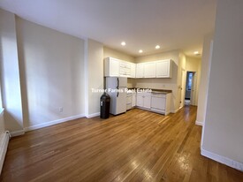 28R Phillips St, Unit 1 in Boston, MA - Building Photo