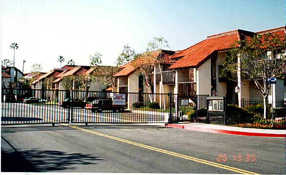 Las Brisas in Huntington Beach, CA - Building Photo - Building Photo