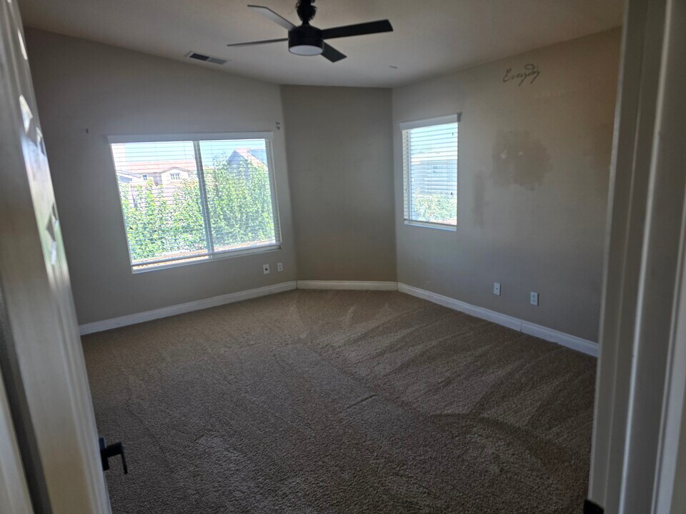 11676 Azalia Dr in Adelanto, CA - Building Photo