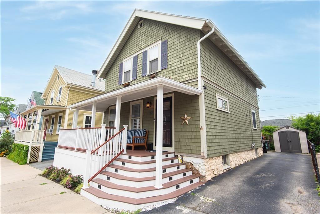 32 Hammond St in Newport, RI - Building Photo