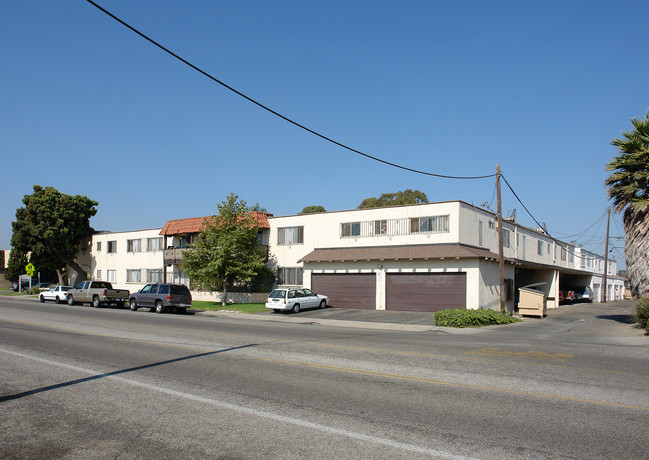 Laguna Gardens Apartments in Oxnard, CA - Building Photo - Building Photo