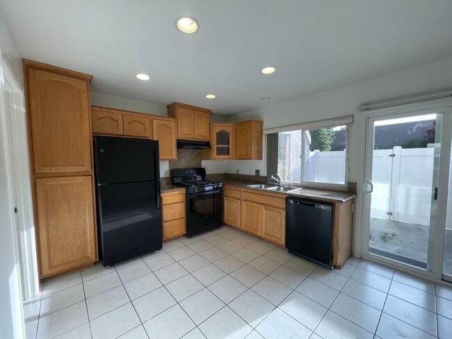 4 Raleigh in Irvine, CA - Foto de edificio - Building Photo