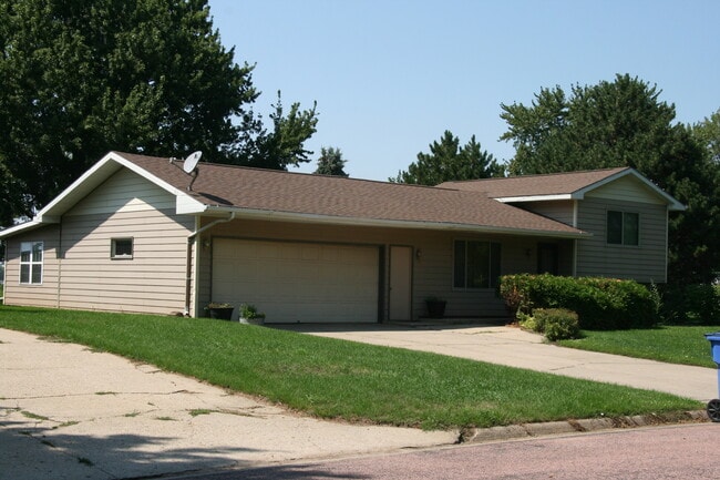 361 Sunset Dr in Beresford, SD - Building Photo - Building Photo