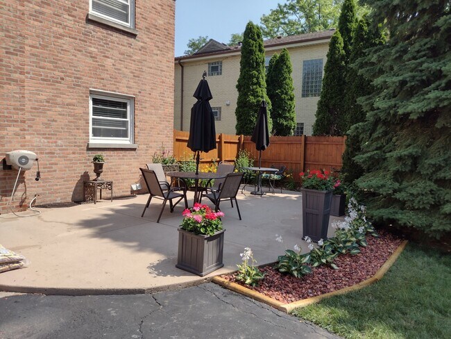 1343 Woodview Ln in Glenview, IL - Building Photo - Building Photo