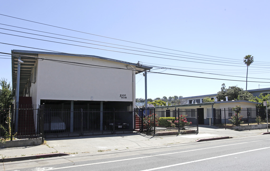 9300-9316 Bancroft Ave in Oakland, CA - Building Photo