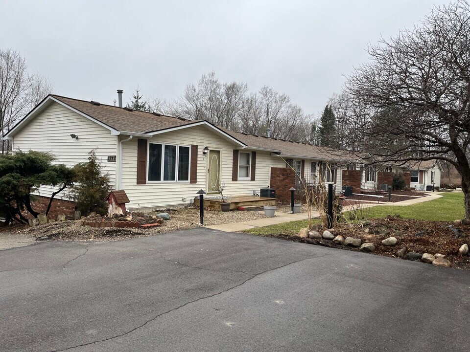 1583 highland park dr, Unit F in Highland, MI - Building Photo