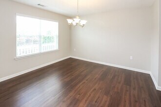 2860 Meadow Creek Dr in Dallas, NC - Foto de edificio - Building Photo