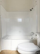 1016 1/2 W 108th St in Los Angeles, CA - Foto de edificio - Building Photo