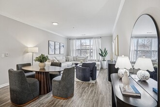 Glenview House in Stamford, CT - Foto de edificio - Building Photo