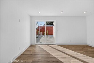 7332 1/2 Owensmouth Ave in Los Angeles, CA - Building Photo - Building Photo