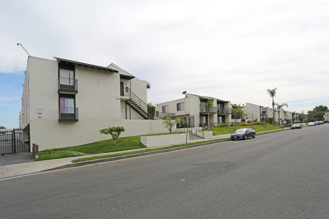 International Village Apartments in Canoga Park, CA - Building Photo