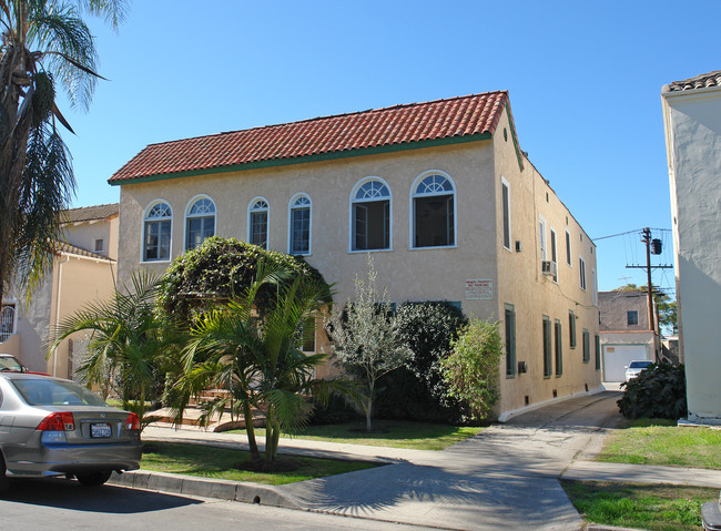 435 N Sierra Bonita Ave in Los Angeles, CA - Foto de edificio - Building Photo