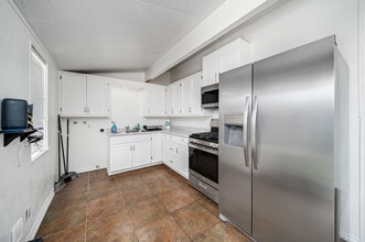 45426 10th St W in Lancaster, CA - Foto de edificio - Building Photo