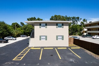 Treasure Coast Apartments in Vero Beach, FL - Foto de edificio - Building Photo