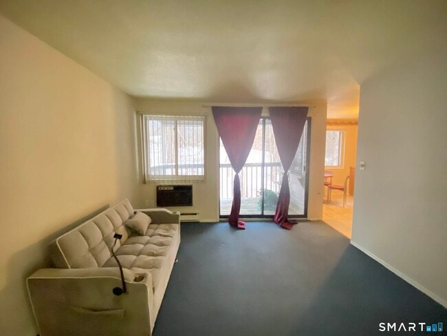 7 Padanaram Rd in Danbury, CT - Building Photo - Building Photo