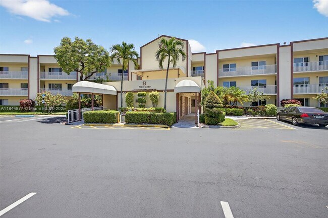 7214 S Devon Dr in Tamarac, FL - Building Photo - Building Photo