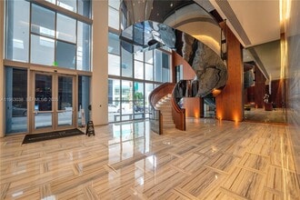 1300 Brickell Bay Dr in Miami, FL - Building Photo - Building Photo