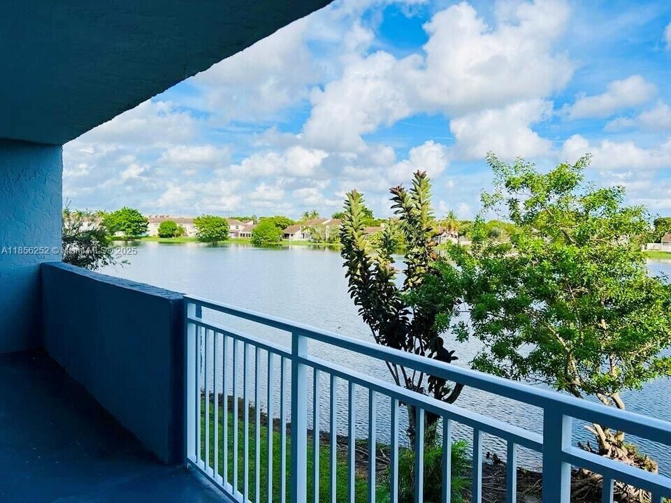 9359 Fontainebleau Blvd in Miami, FL - Foto de edificio