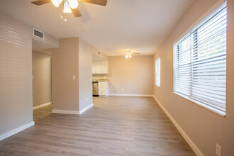 Pelican Grove Apartments in St. Petersburg, FL - Building Photo - Interior Photo