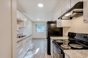 Michael Manor Apartments in Portland, OR - Building Photo