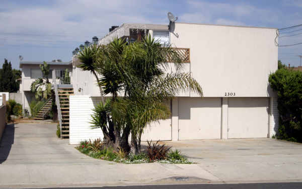 2303 Carnegie Ln in Redondo Beach, CA - Building Photo