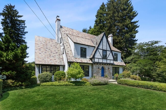 106 Patterson Ave in Greenwich, CT - Building Photo - Building Photo
