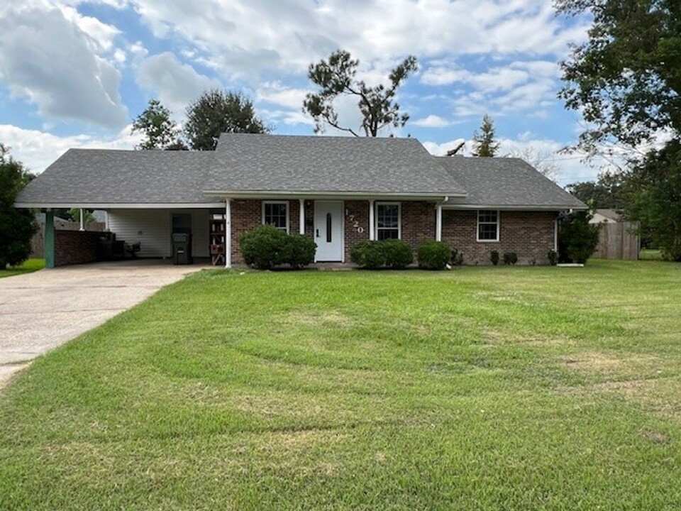 1720 Sunset Dr in Lake Charles, LA - Building Photo