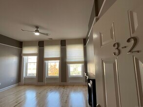 353 Main St, Unit 3-2 in Middletown, CT - Building Photo - Building Photo