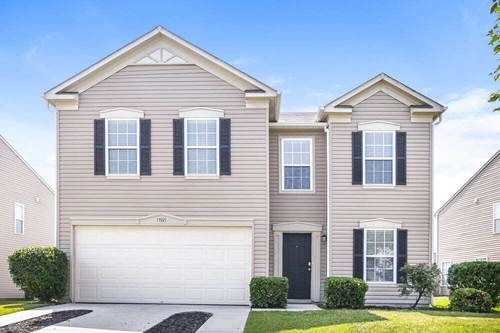 13921 Lawrence Farm Ln in Charlotte, NC - Building Photo